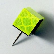 Reflexní připínáček - neonová žlutá kostka